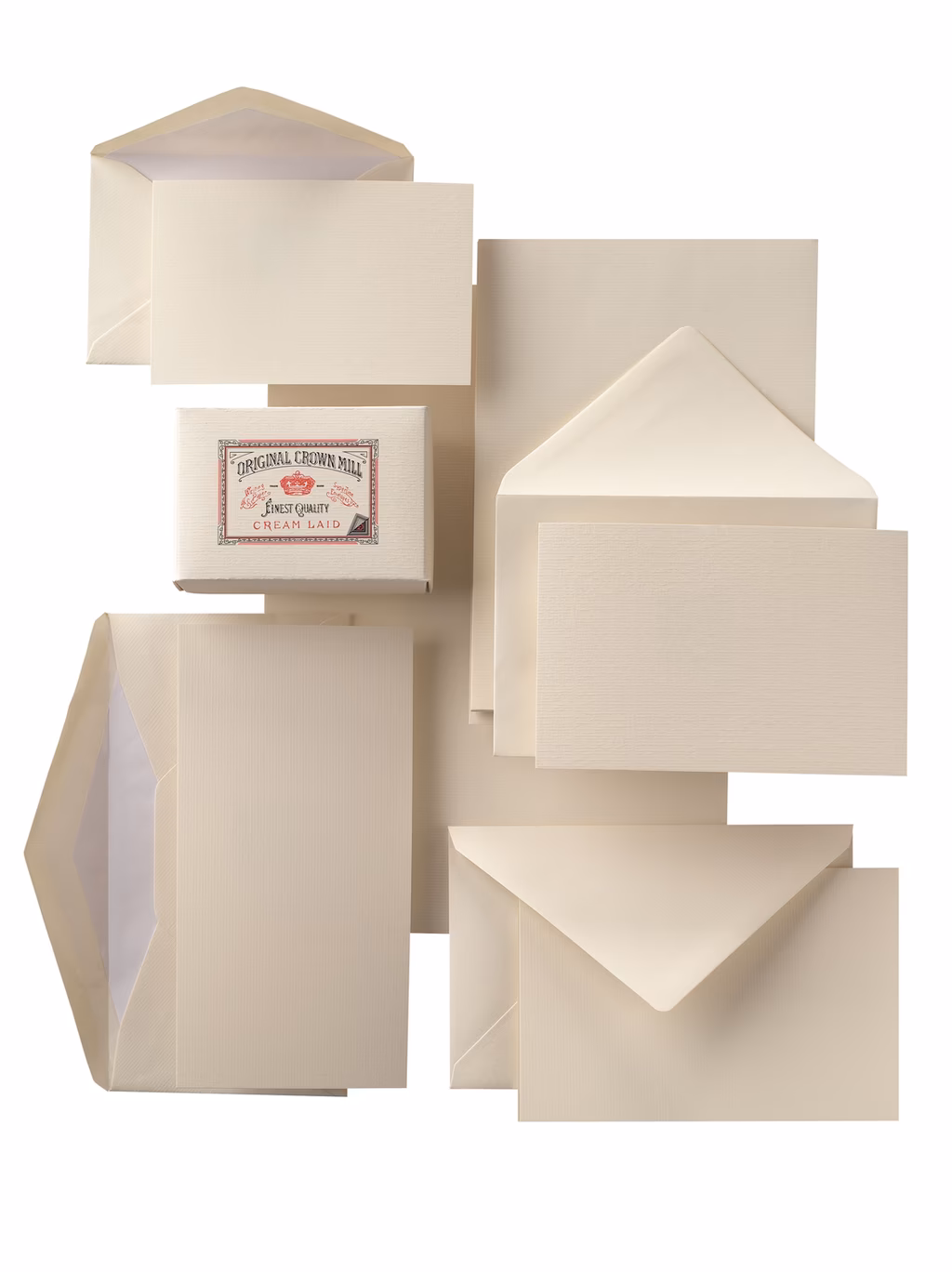 Sammlung cremefarbener Umschläge und Karten mit klassischem Crown Mill-Design und rotem Etikett.